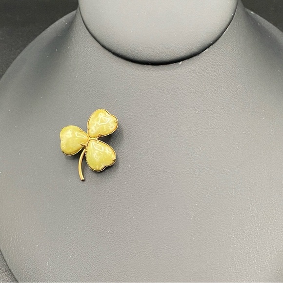 Cloverleaf Shamrock Brooch with Glossy Finish set in Gold Tone - Picture 6 of 10